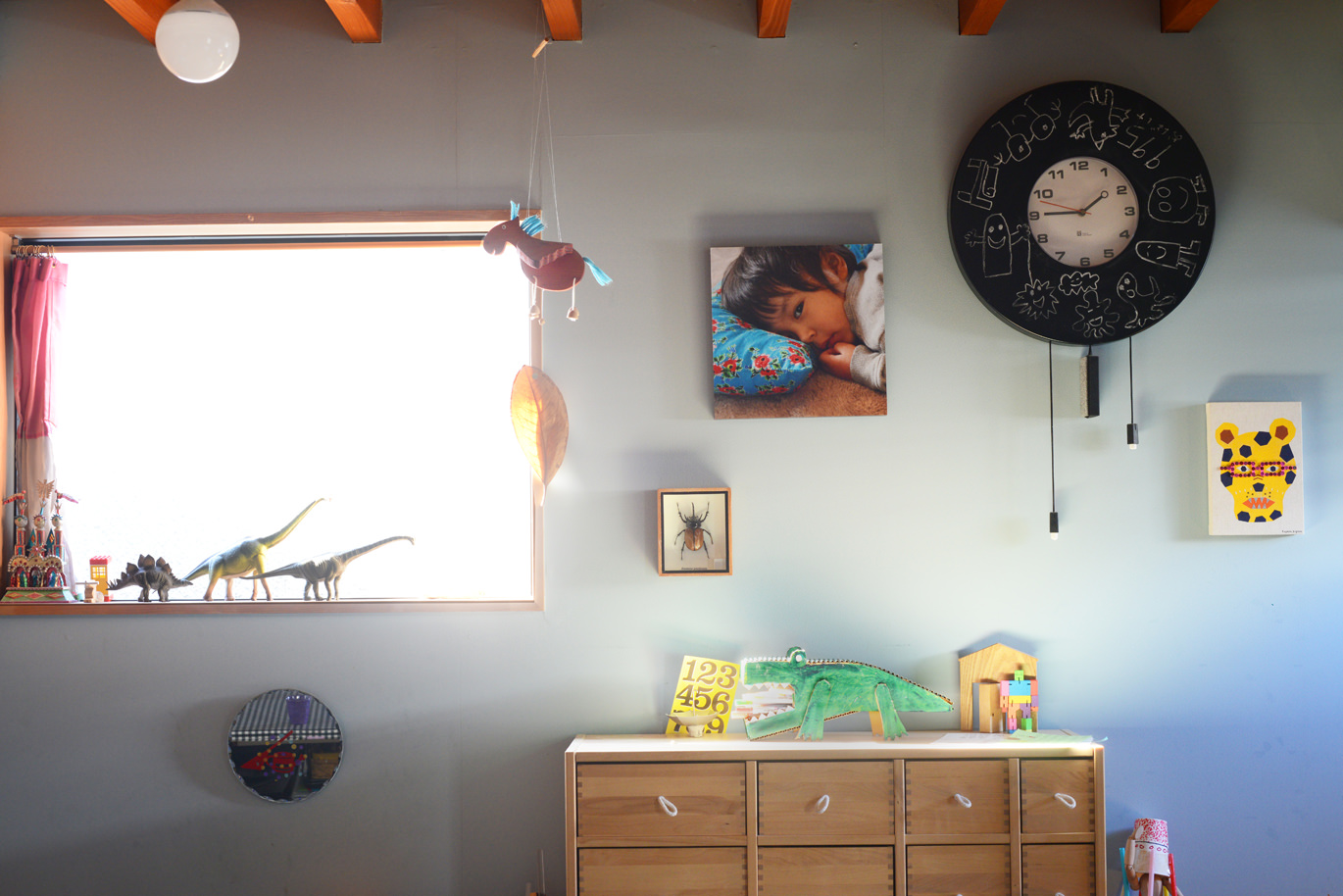 子供の写真のWALL DECOR ミュージアムや時計、恐竜が飾られた楽しげな部屋。