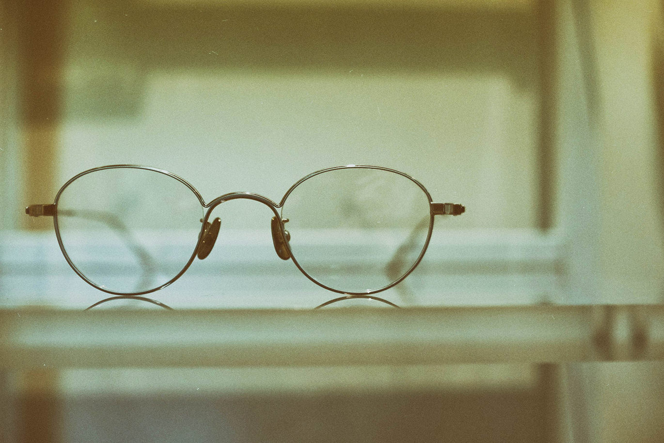 ディスプレイケースに置かれた眼鏡