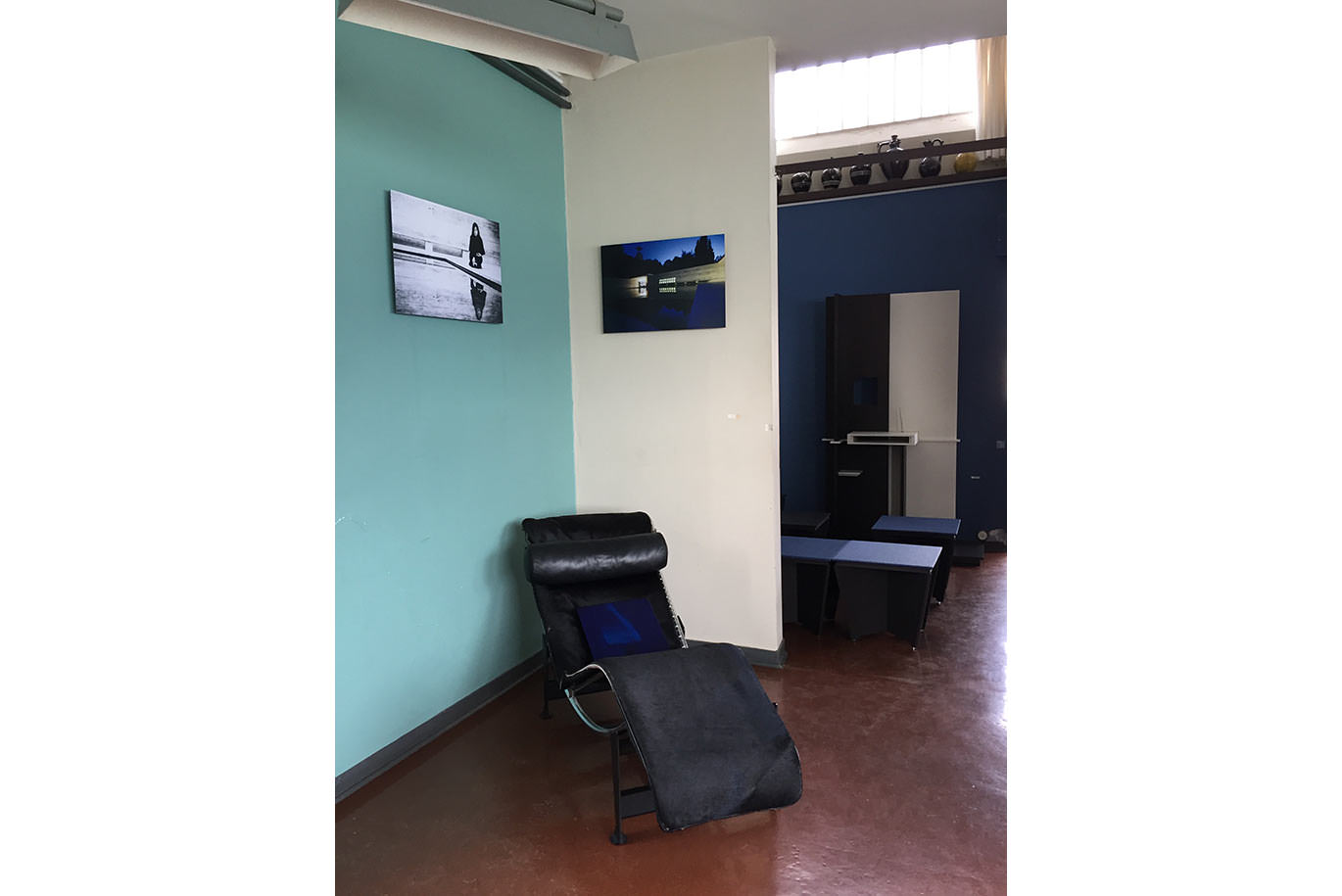 ル・コルビュジェの建築が映る室内の風景