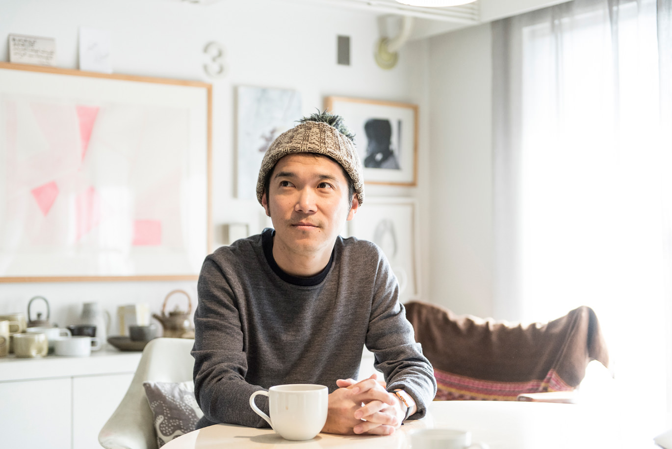 自宅のスタイリッシュなインテリアでくつろぐ男性