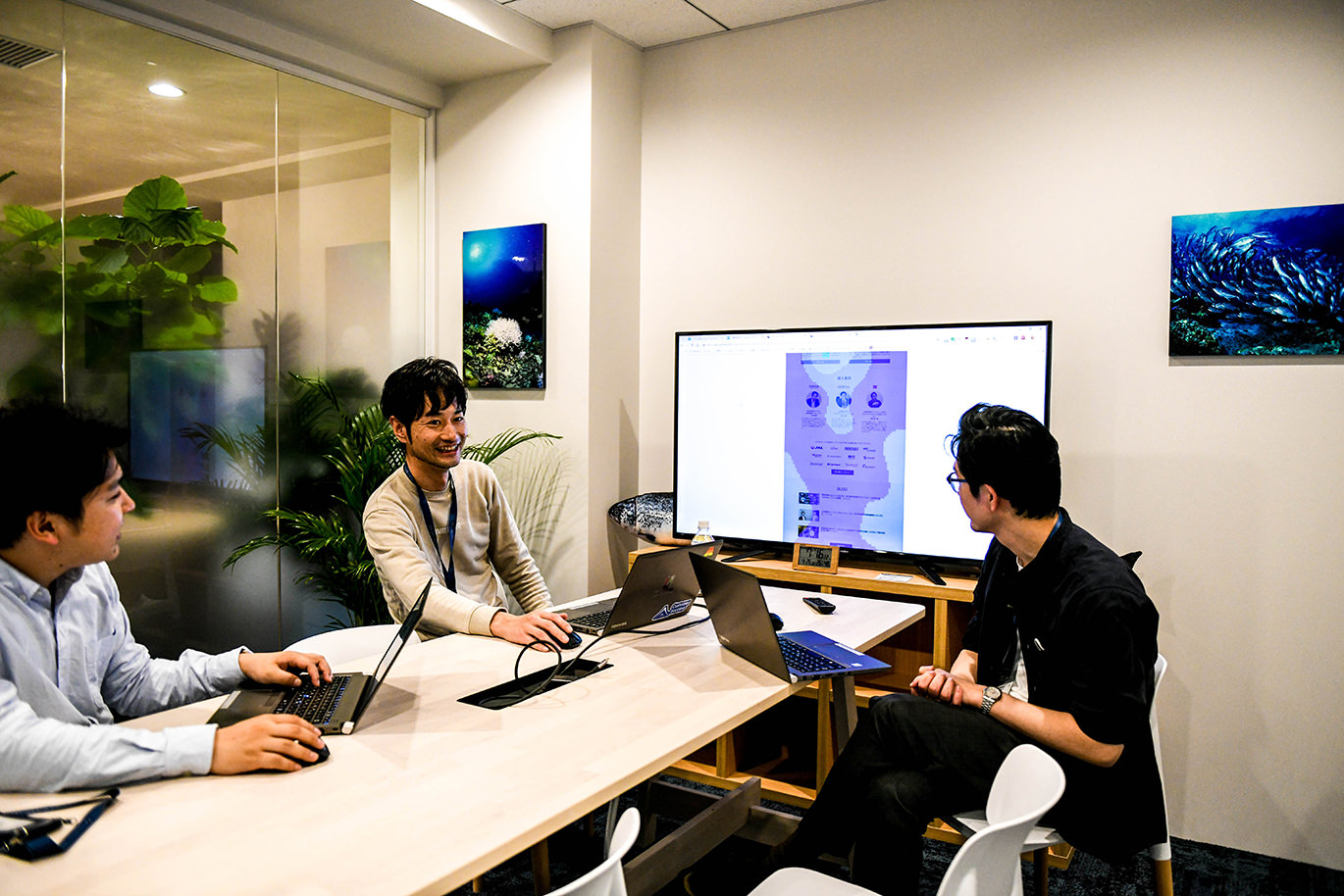 会議室でのディスカッションと資料発表