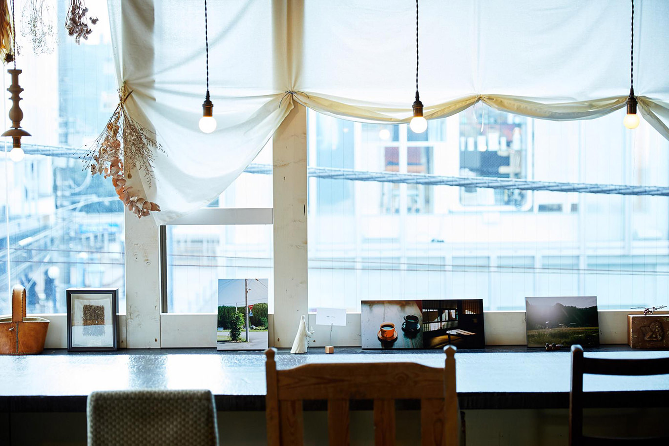 窓辺に飾られた写真と温かい光景