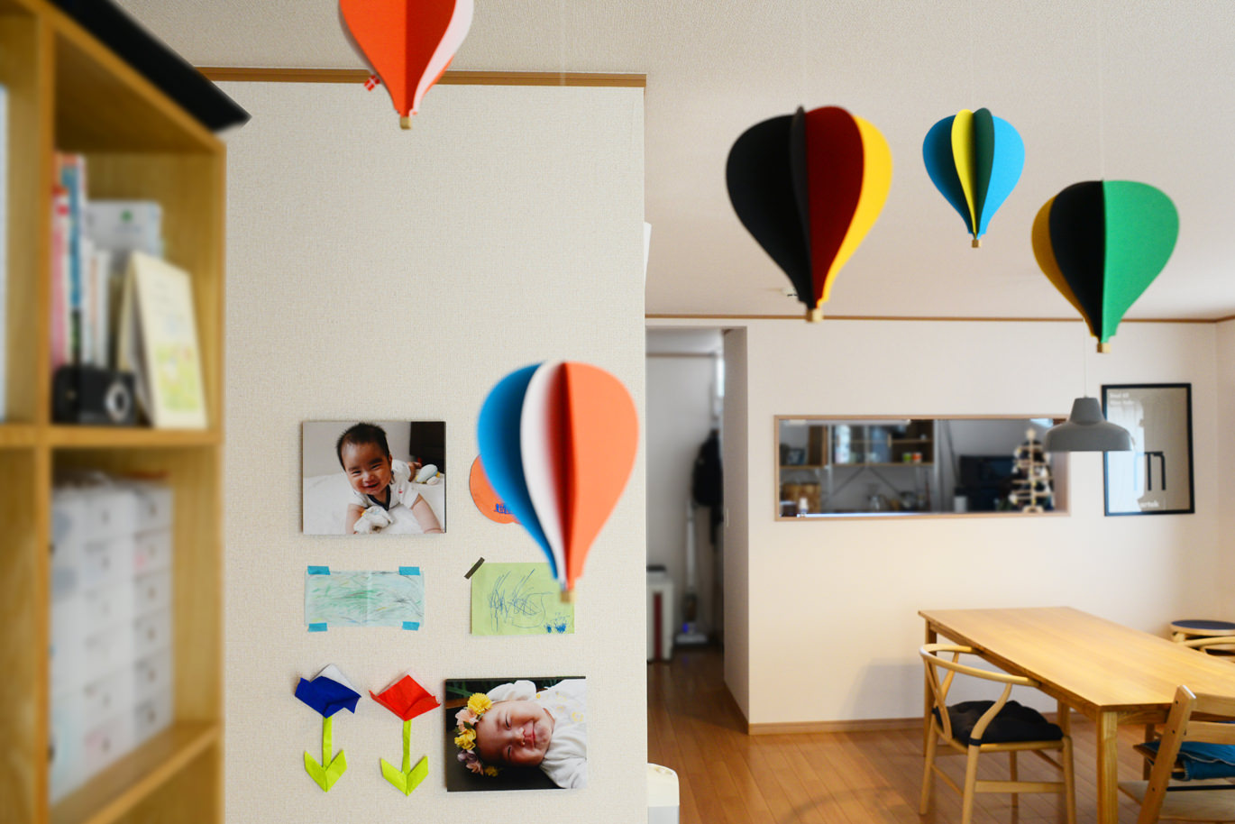 色とりどりの風船が吊るされた部屋の風景