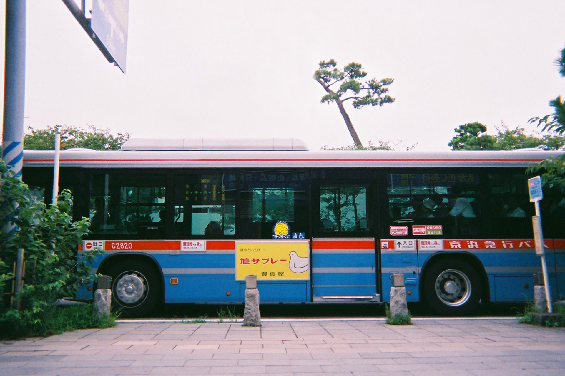 街を走る青いバスのスナップ。