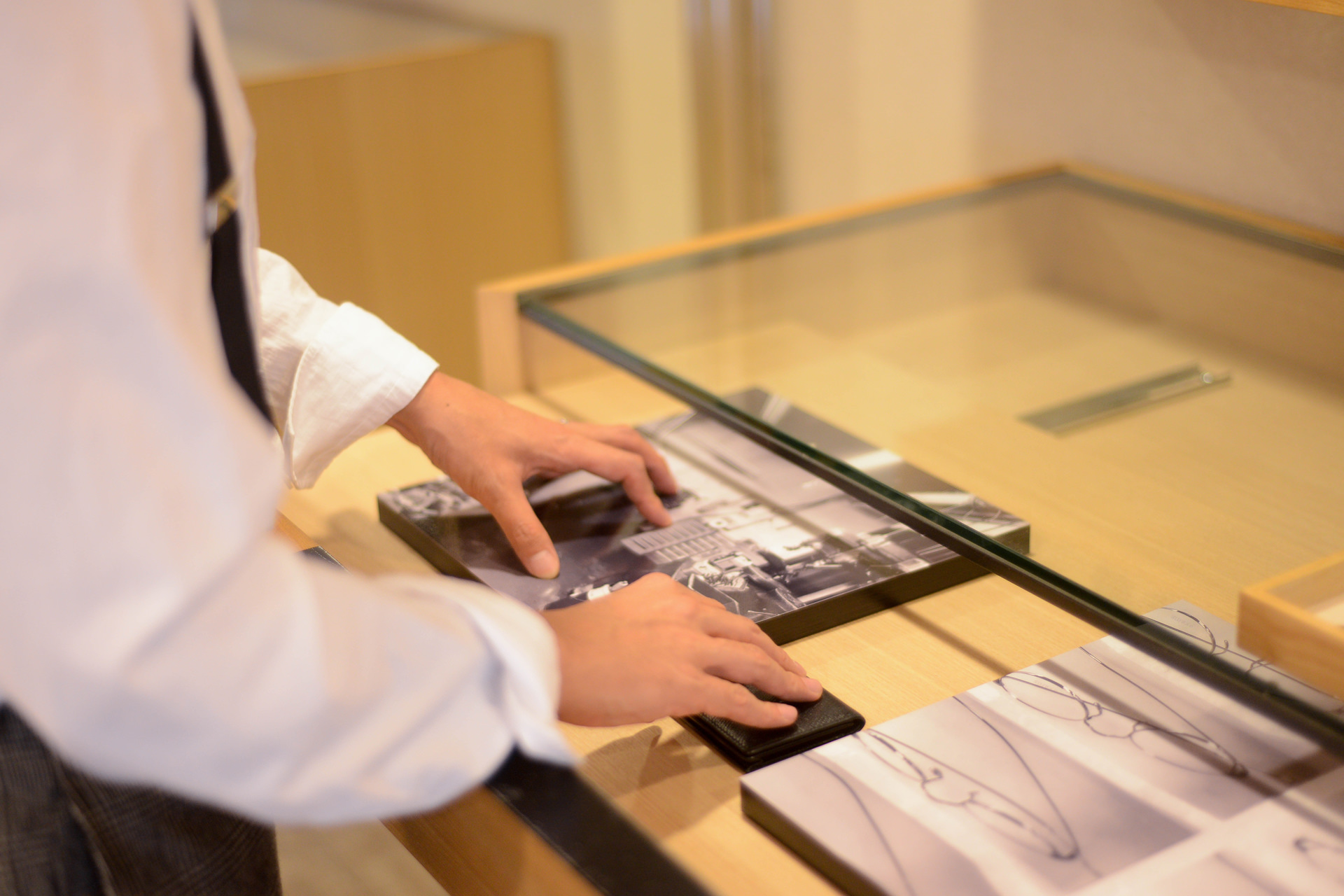 木目の台に置かれたWALL DECOR カジュアルに手を触れている様子