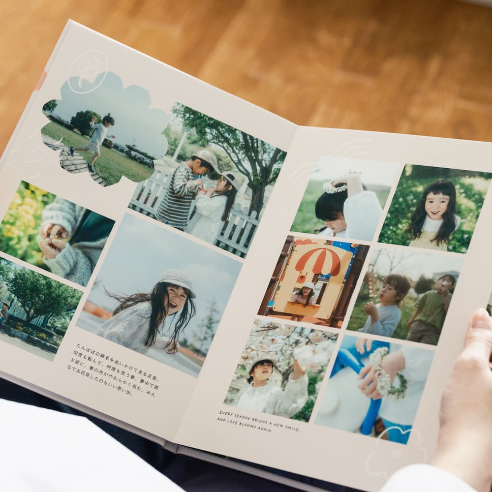 帽子を被った二人の子供が、生まれたばかりの赤ちゃんを愛おしそうに見つめる温かな家族のポートレート。