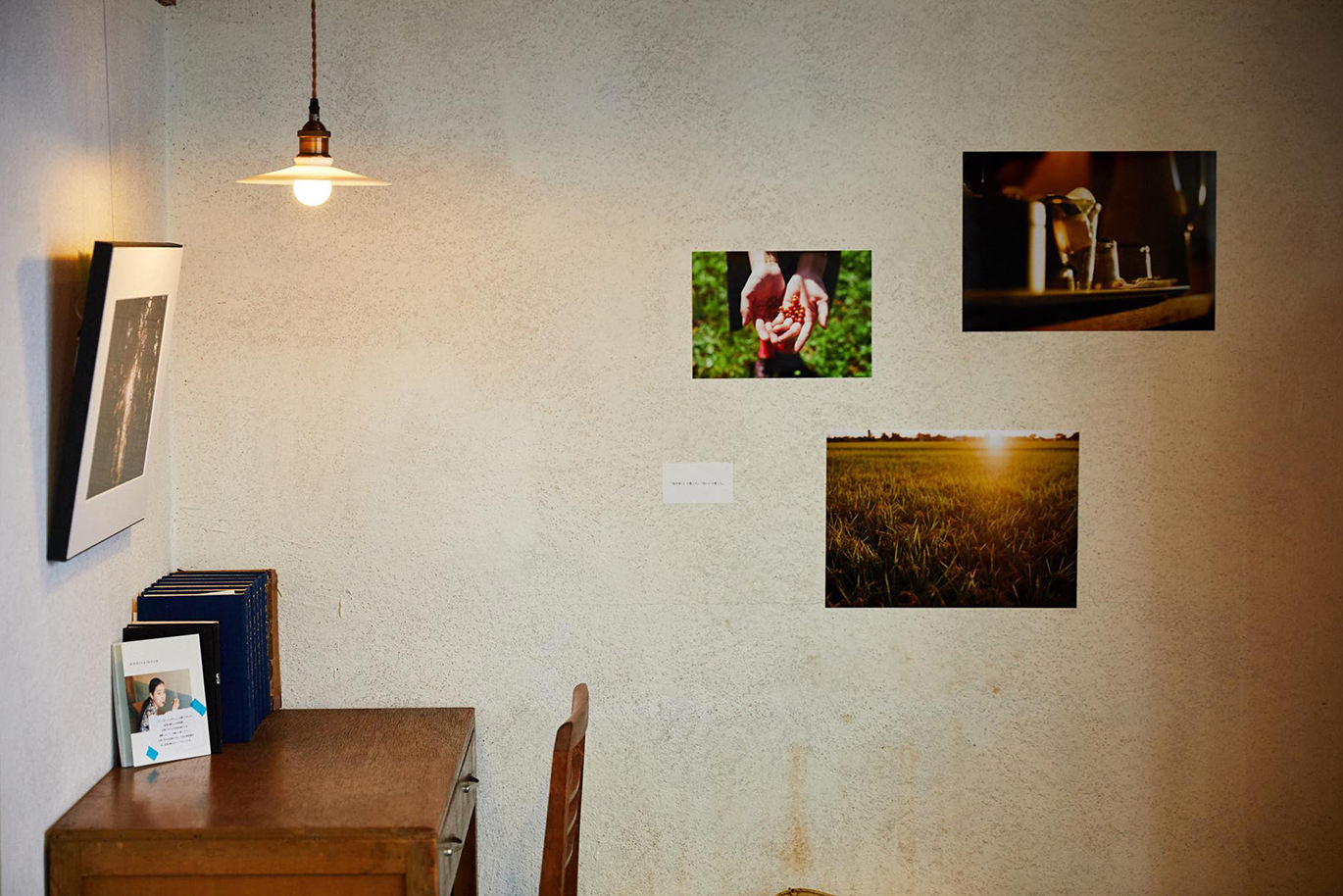 暖色系の照明に照らされた部屋の壁に飾られた3枚のWALL DECOR