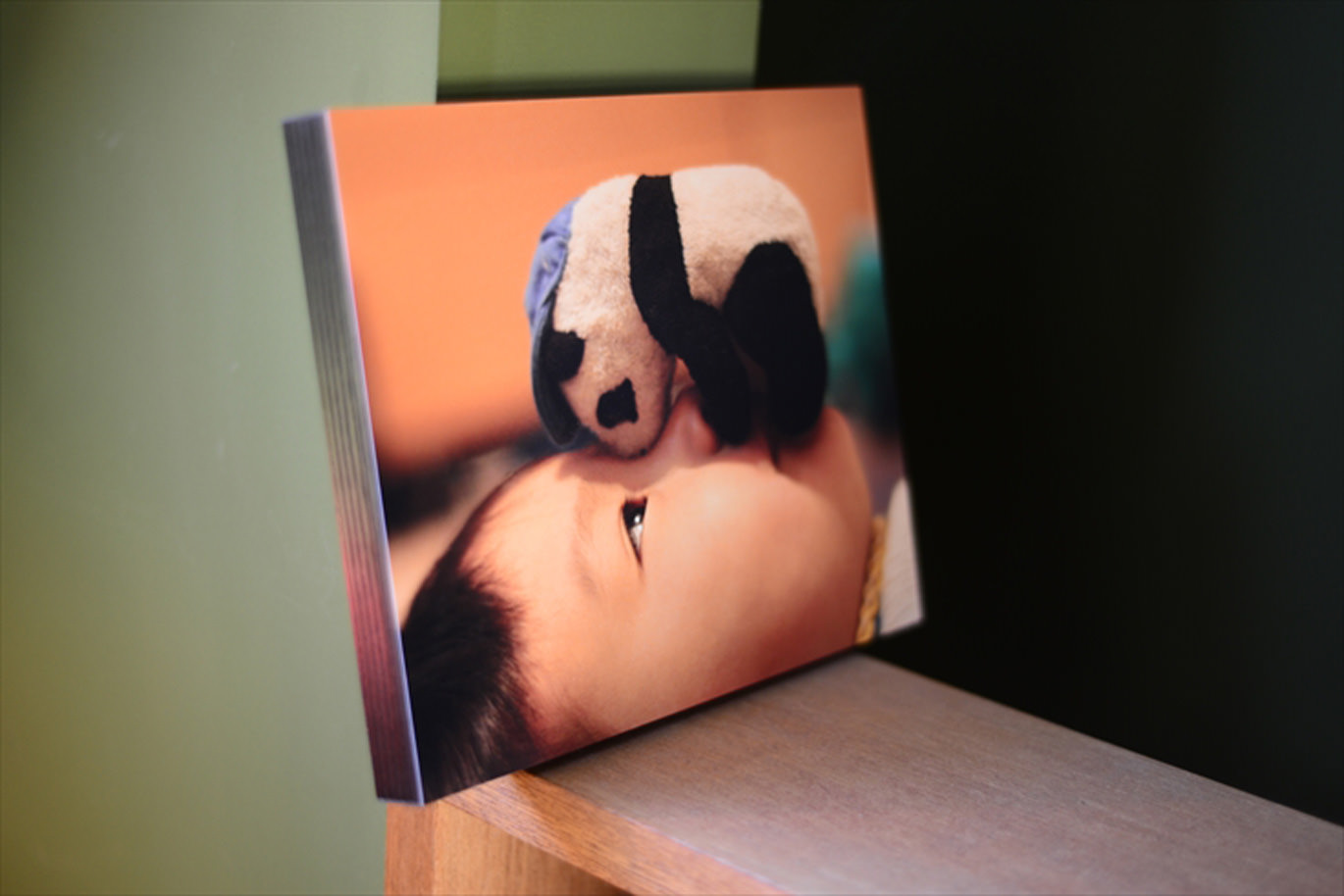 パンダのぬいぐるみを顔にのせた、赤ちゃんの写真のWALL DECOR カジュアル