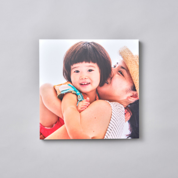 笑顔で頬を寄せ合う親子の写真のWALL DECOR カジュアル