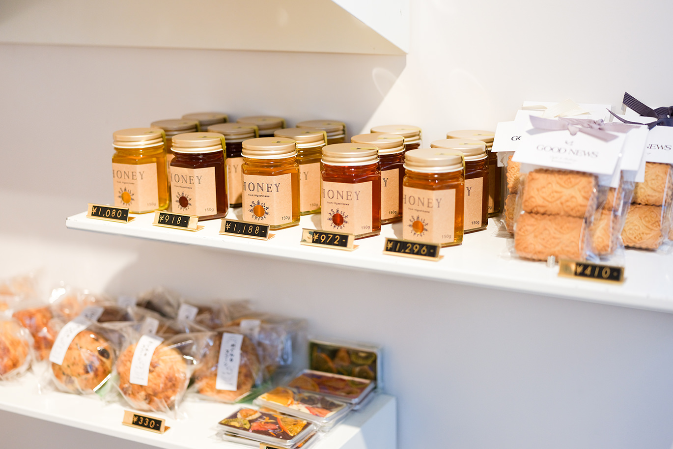 様々なハチミツとスイーツが並んだ棚