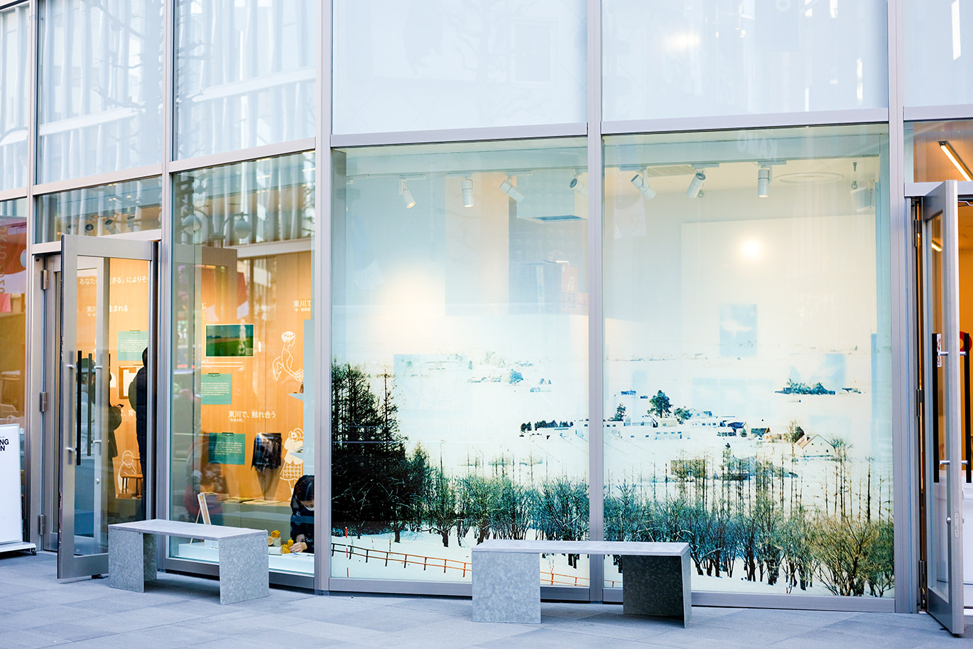 北海道東川町の風景を描いた壁面装飾