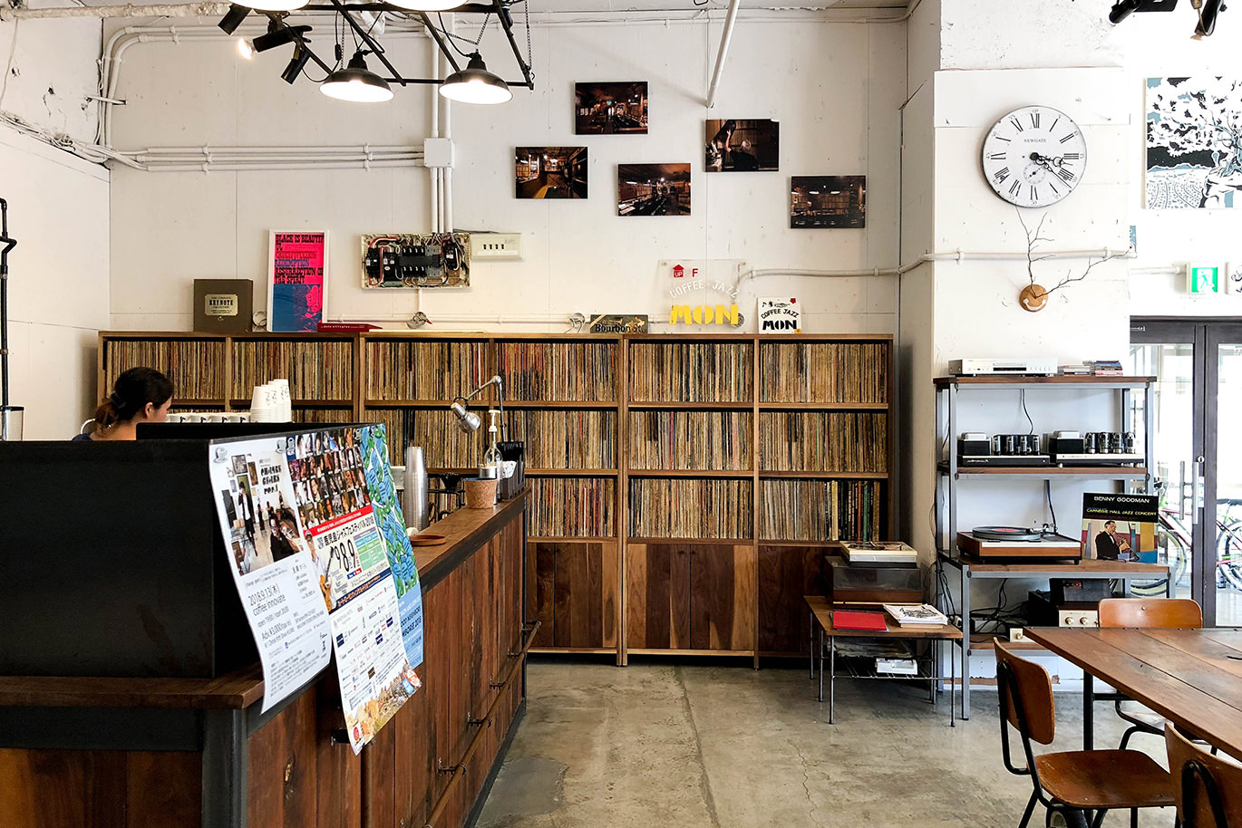 レコードが並ぶカフェの内部