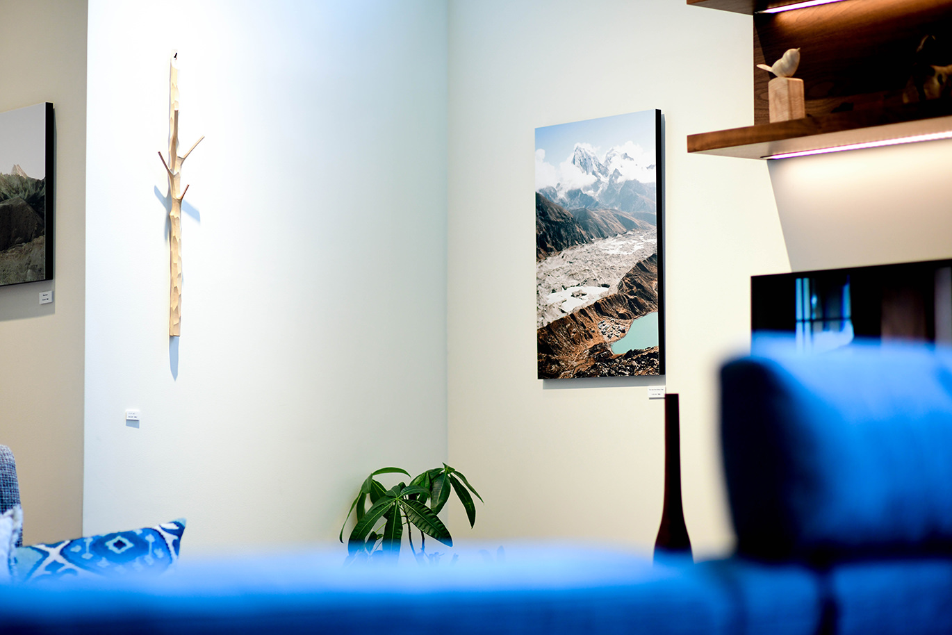 雄大な山の写真が白い壁に映える、縦長のWALL DECOR ギャラリー