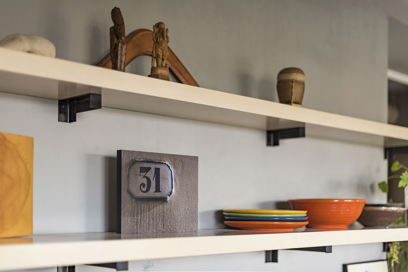 シェルフに置かれた装飾品と皿