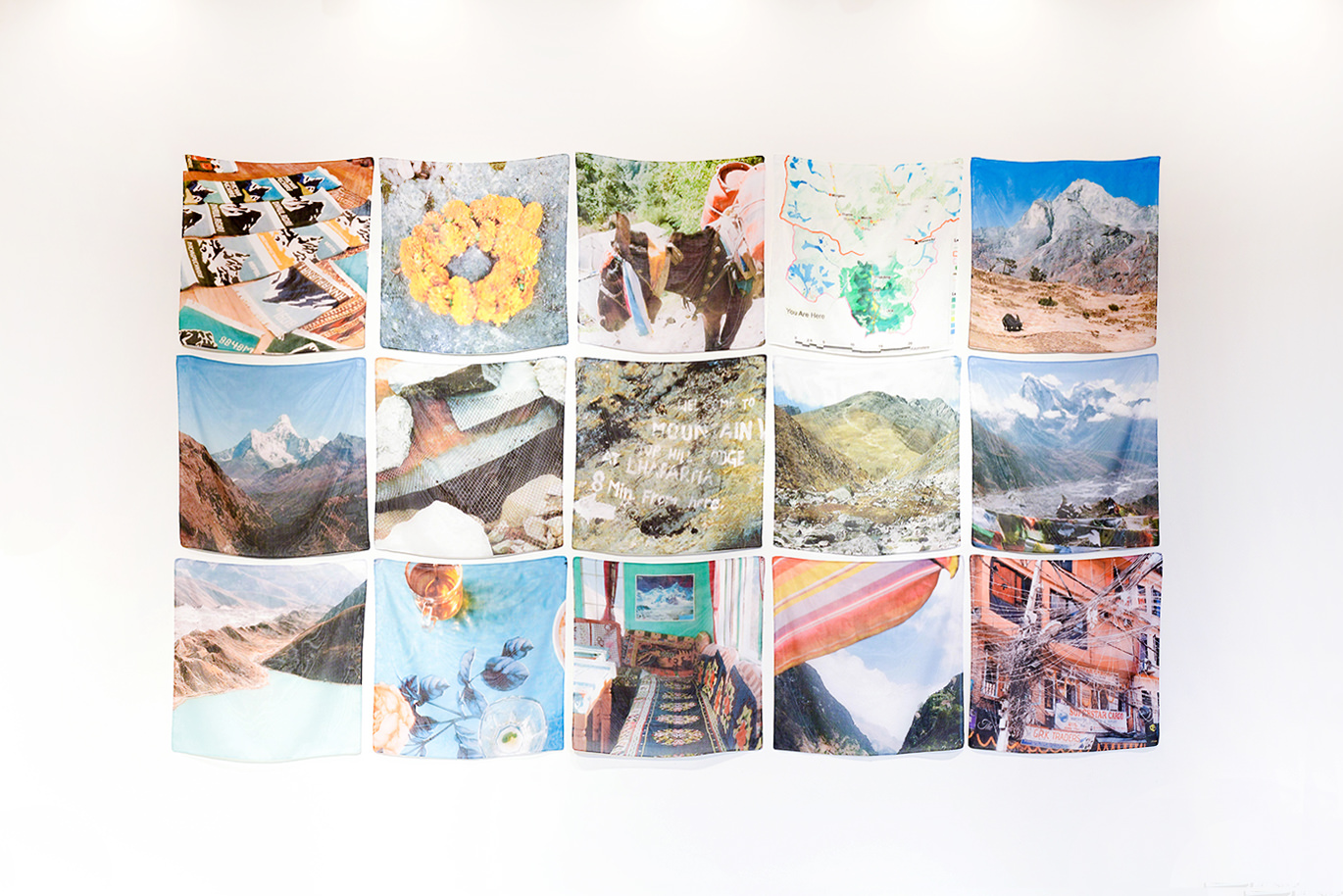 多様な風景を描いたハンカチの展示