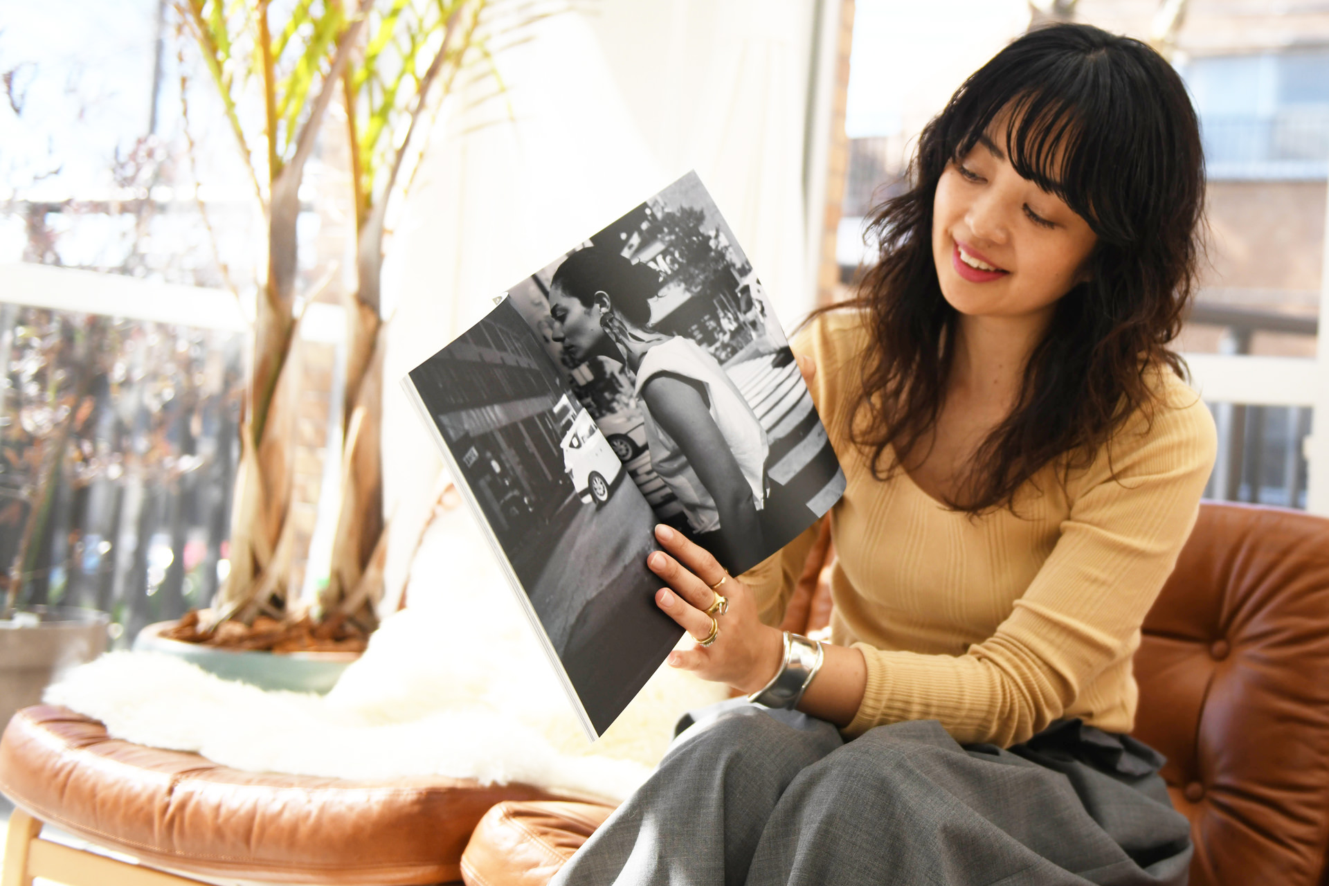 本を見ながら微笑む女性