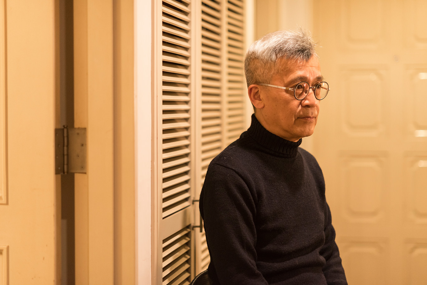 壁に寄りかかる男性のポートレート