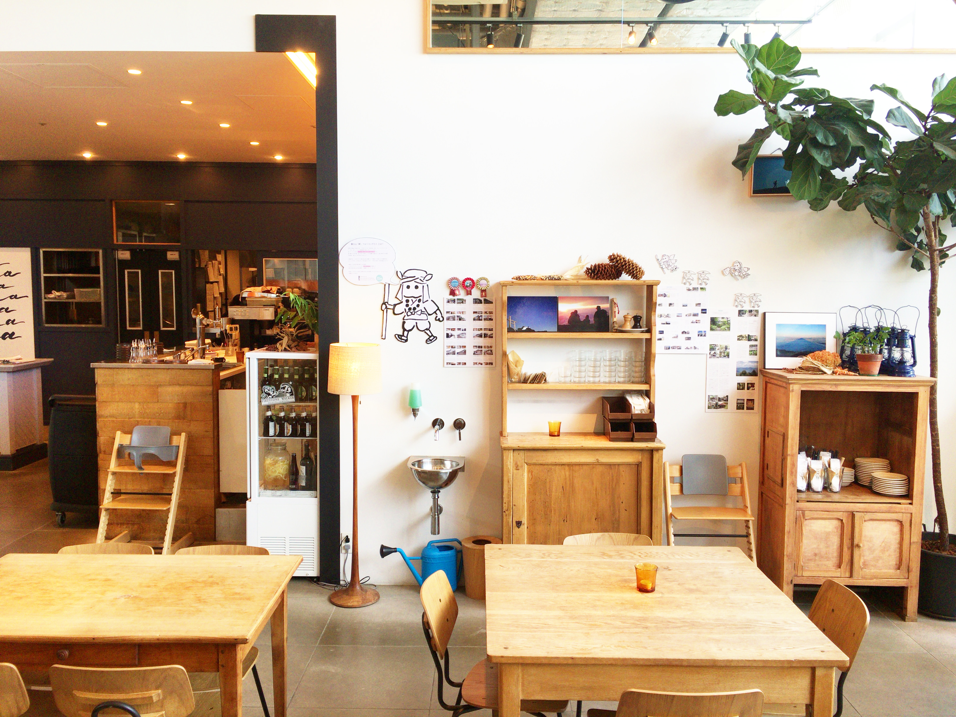 木製家具が配置されたカフェの内部