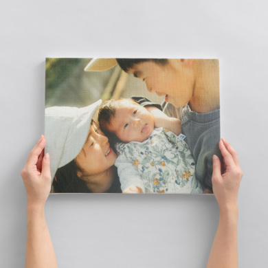 家族写真のWALL DECOR カジュアルを手に持つシーン