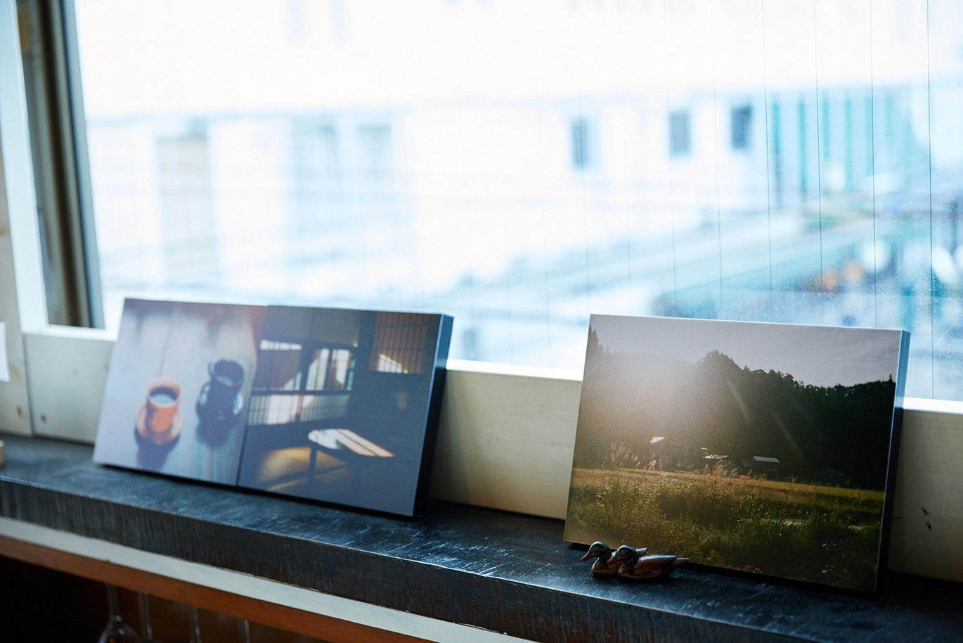 窓辺に置かれた風景や日常のWALL DECOR カジュアル。外光が差し込む。