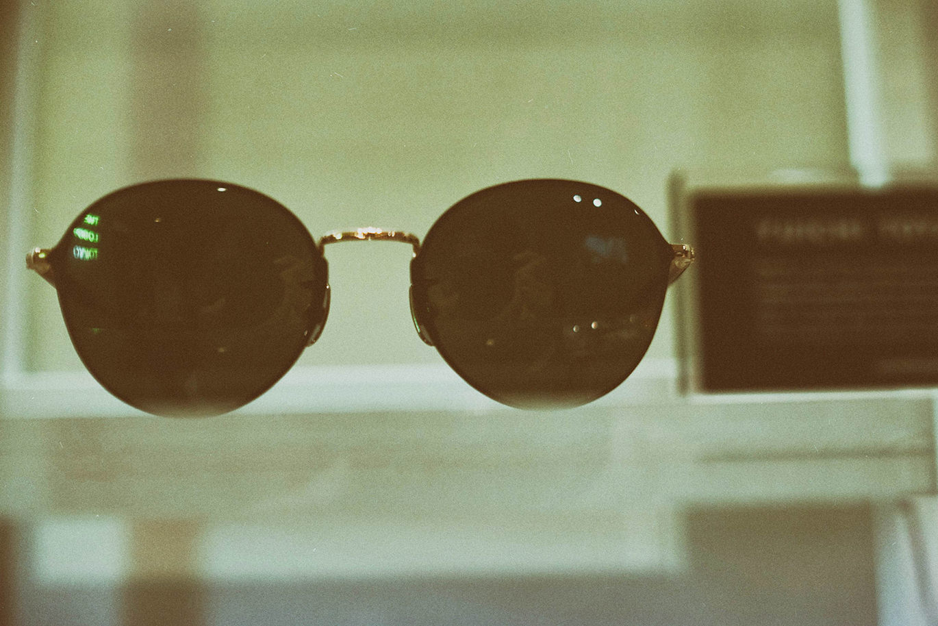 スタイリッシュなサングラスの展示