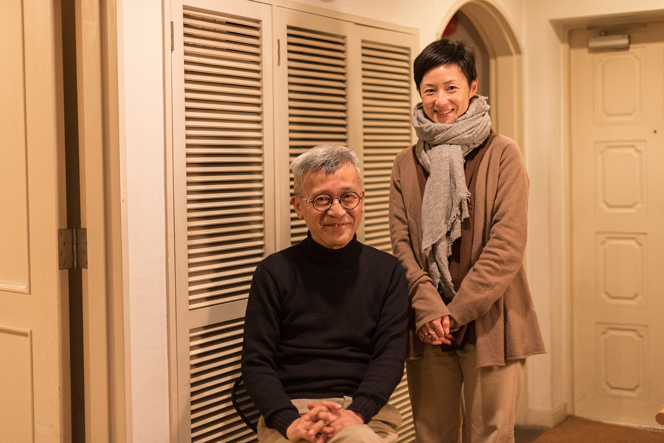 二人が並んでポーズをとるシーン