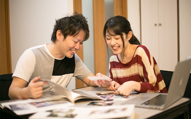 結婚式の準備で出てきた たくさんの写真に涙…。この感謝を、ちゃんと両親に伝えたくて