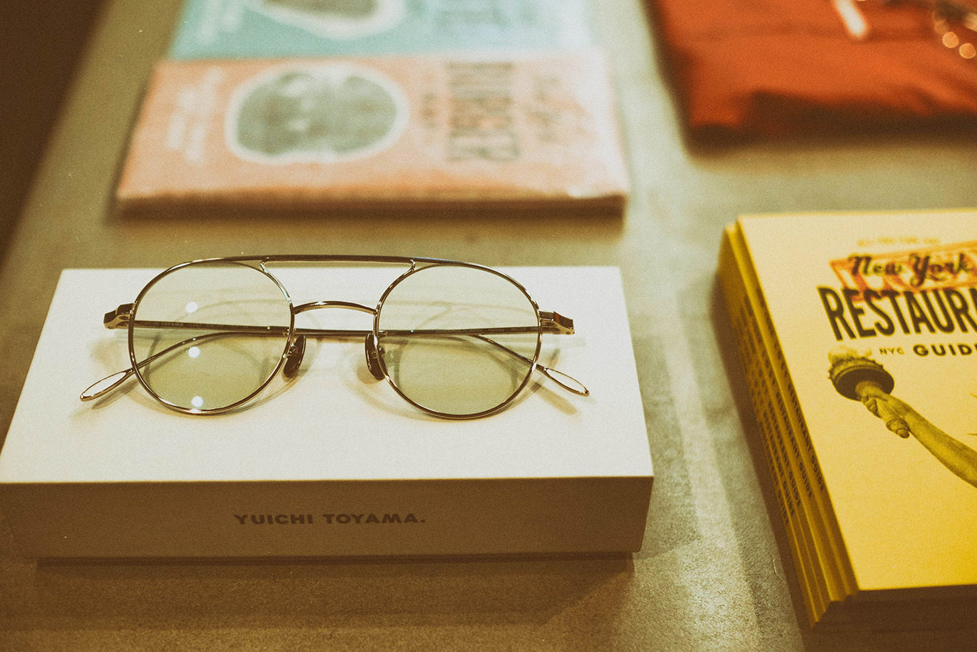 YUICHI TOYAMAのアイウエアと書籍のディスプレイ