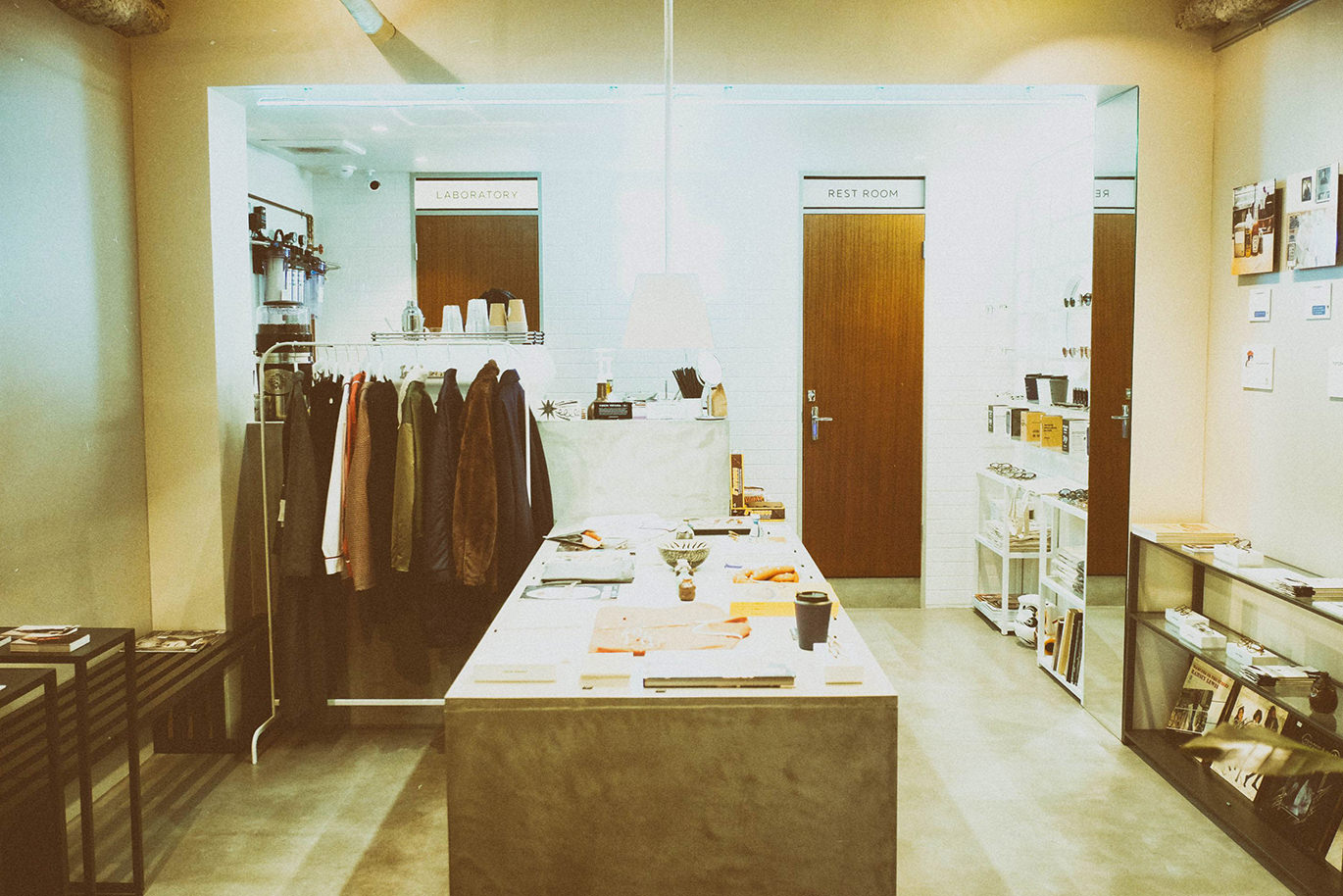 カフェとショールームの内部の様子