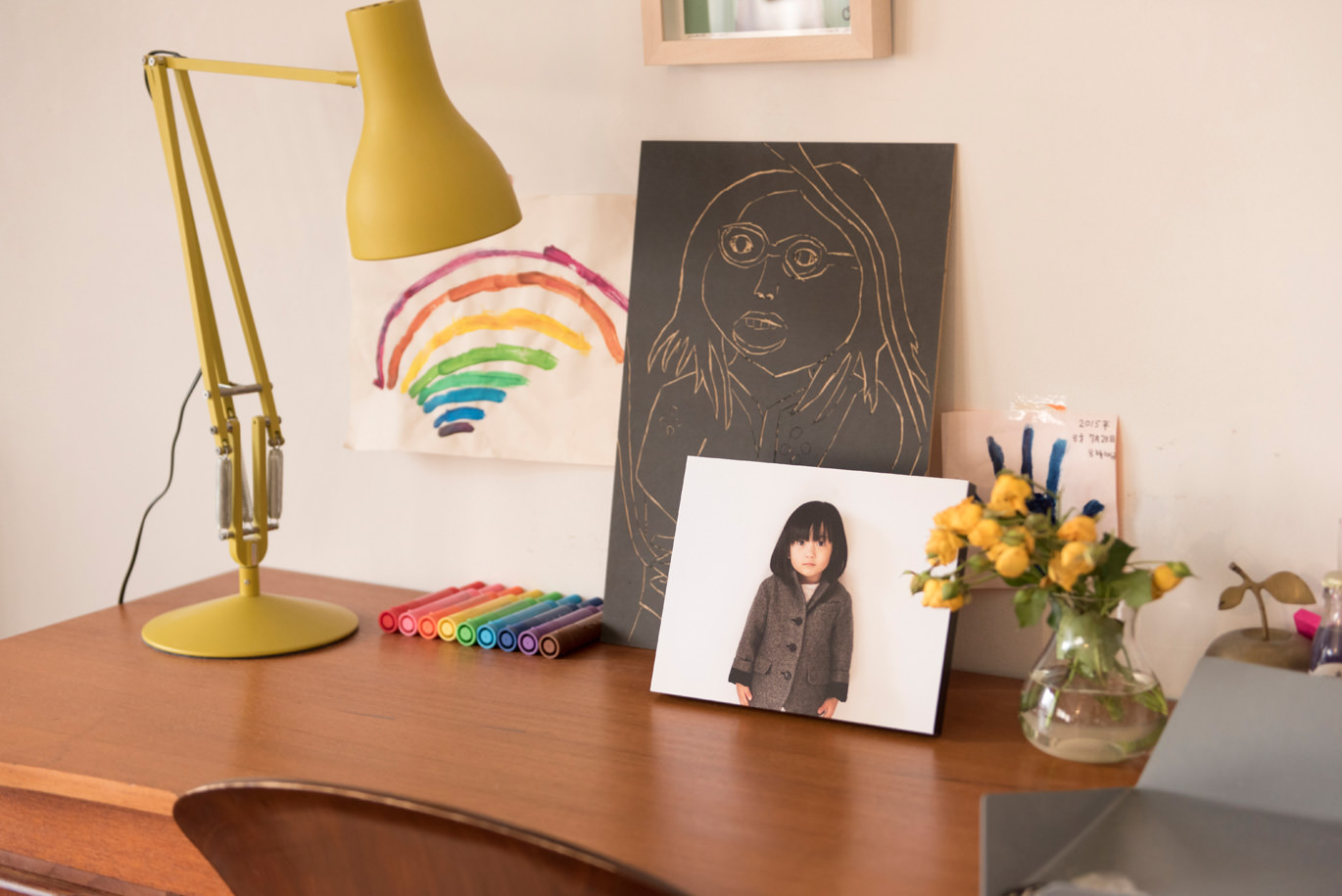 デスク上のアート作品と花瓶の装飾