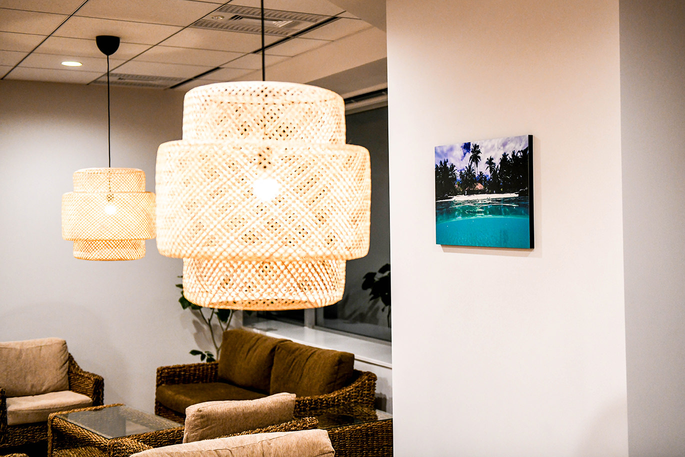 おしゃれな照明と壁に飾られた写真