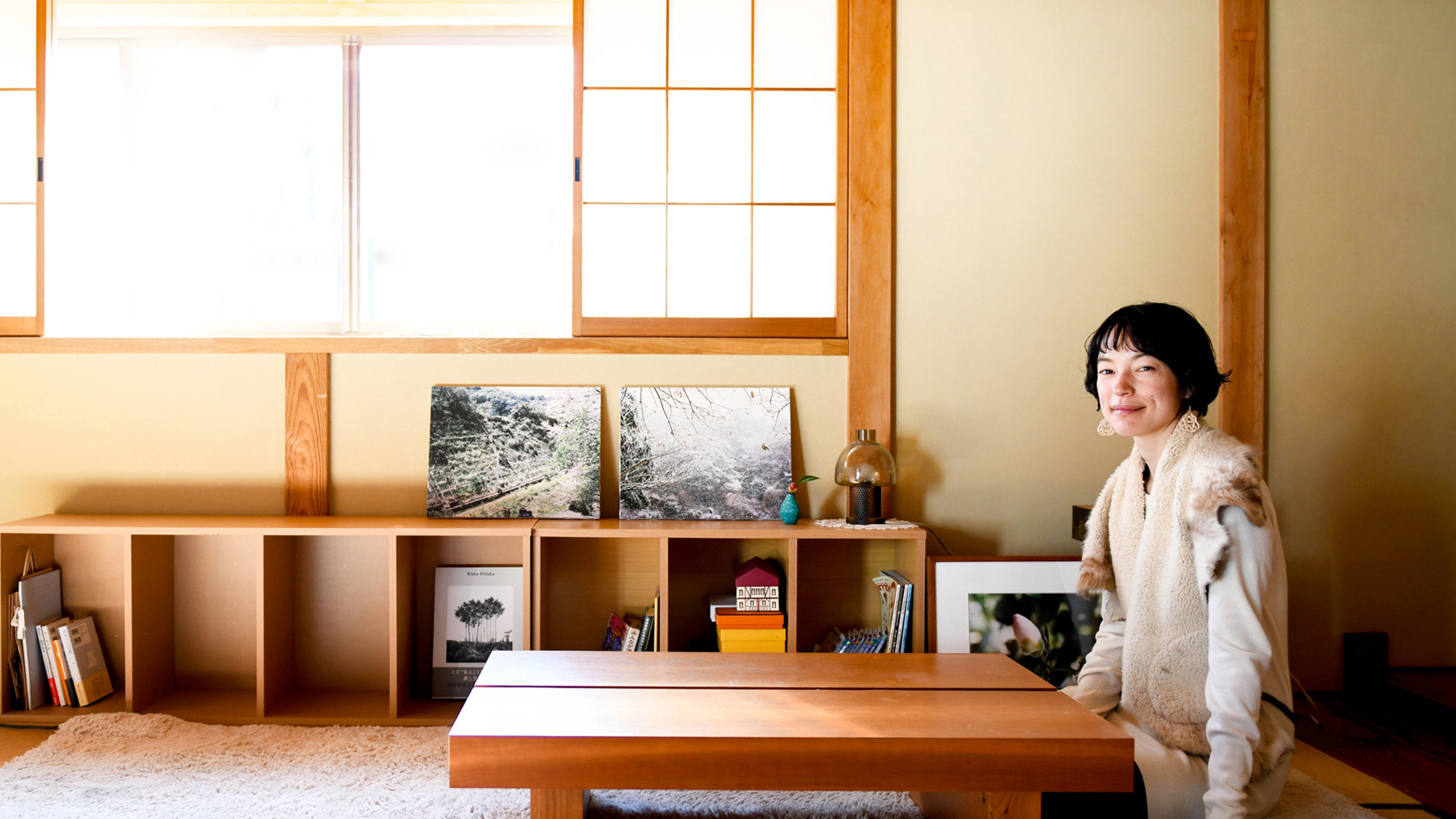 和室の落ち着いた空間で、文机に向かい静かに過ごす女性。柔らかい光が差し込む、ノスタルジックで温かみのあるメインビジュアル。