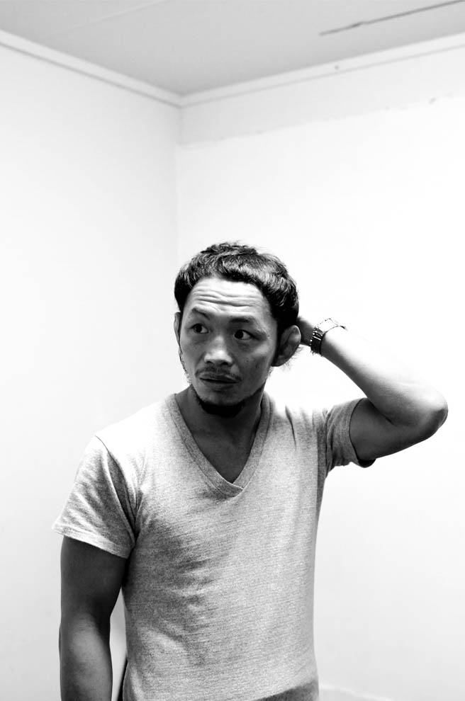 アンニュイな表情を捉えた男性のモノクロ写真