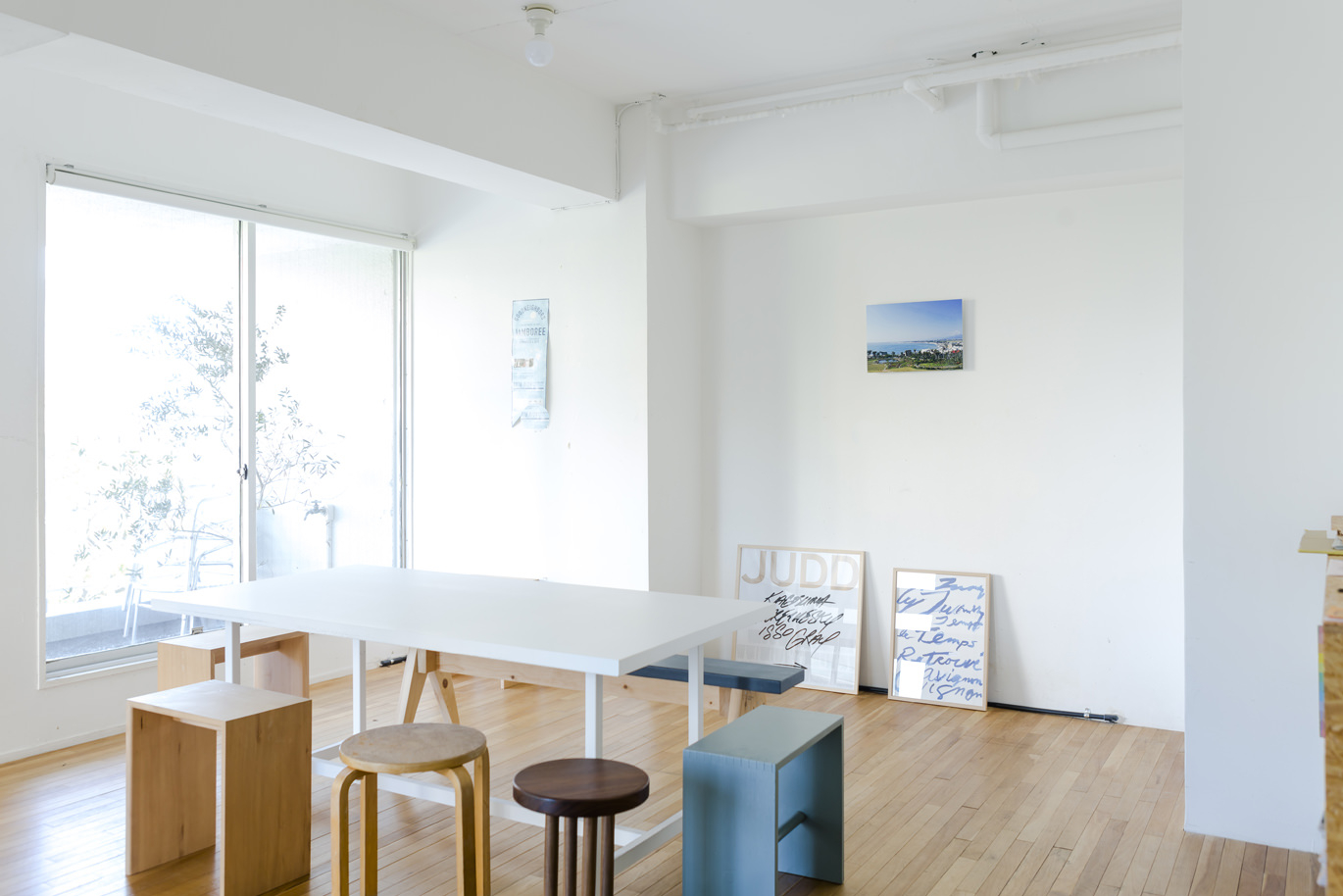 シンプルなインテリアの明るい部屋