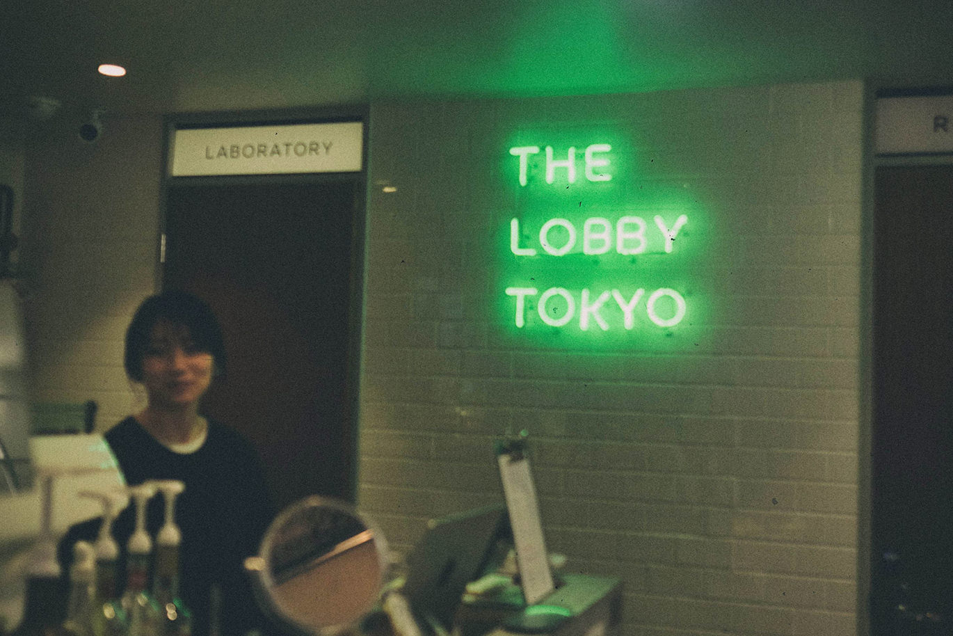 「THE LOBBY TOKYO」の緑のネオンが光る、店内の様子