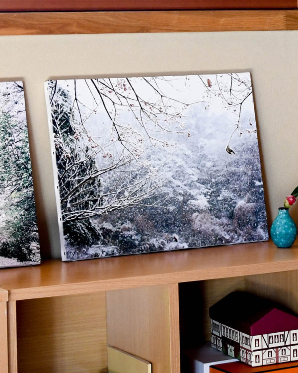 木の棚に、雪景色の写真のWALL DECORを飾る。
