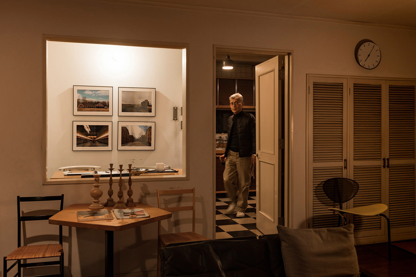 室内のアート作品と人がいる風景