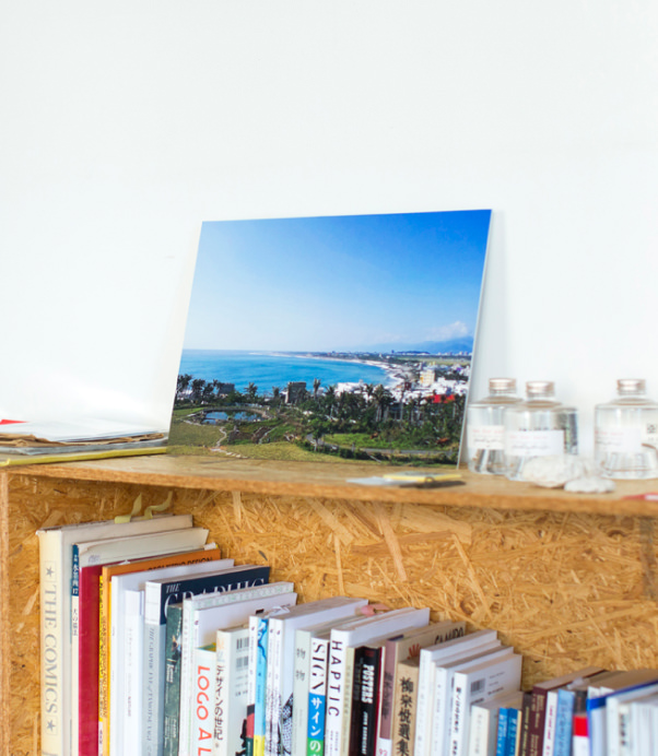 爽やかな海の風景をプリントしたWALL DECORが、木製の棚に置かれている様子