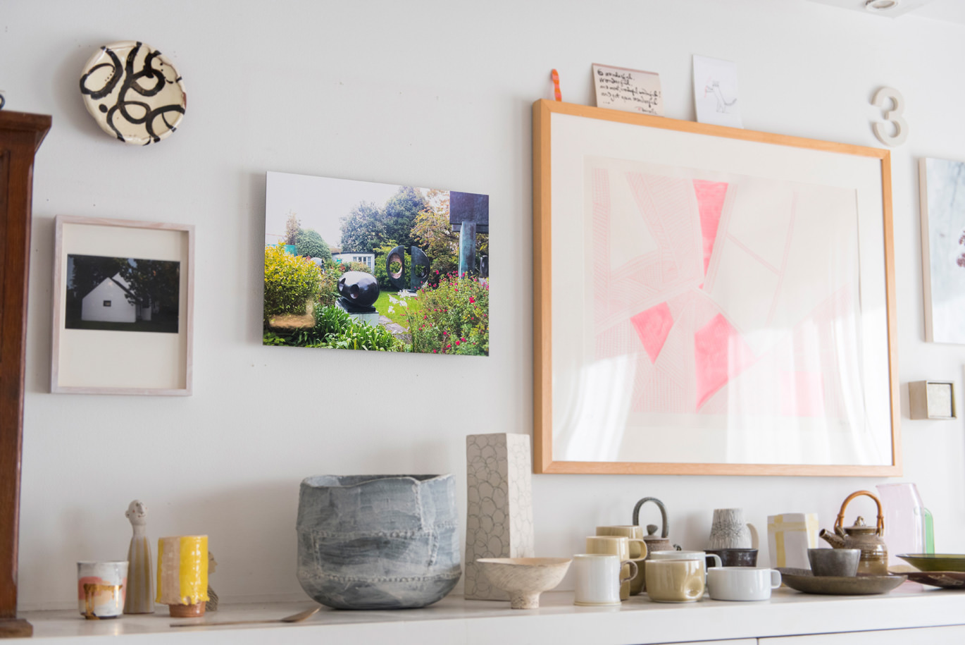 壁に飾られたアートと雑貨のあるインテリア