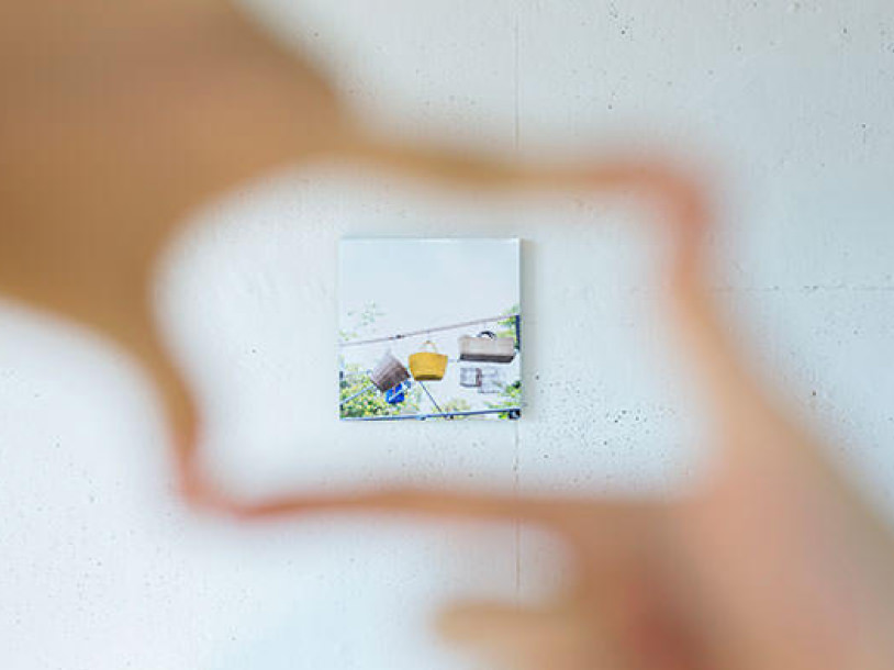 手で形作ったフレーム越しに眺める、壁の小さなWALL DECOR